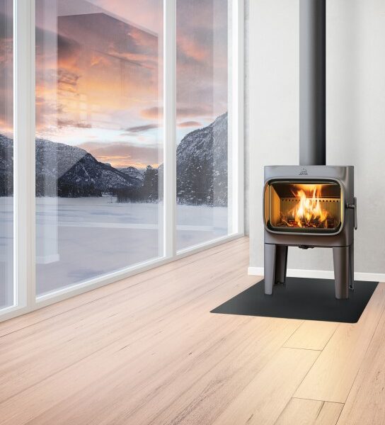 stufa-a-legna-jotul-f305r-ll-bp-10-kw-nera-con-gambe.jpg